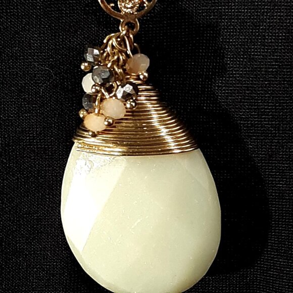 Wire-Wrapped-Faceted Citron-Magnesite-Gold-tone- Pendant Necklace - Picture 4 of 6
